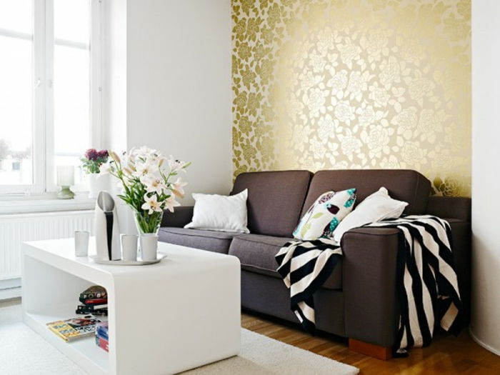 Skandinavijos komplektas rudos spalvos sofa-balta-žurnalinis staliukas