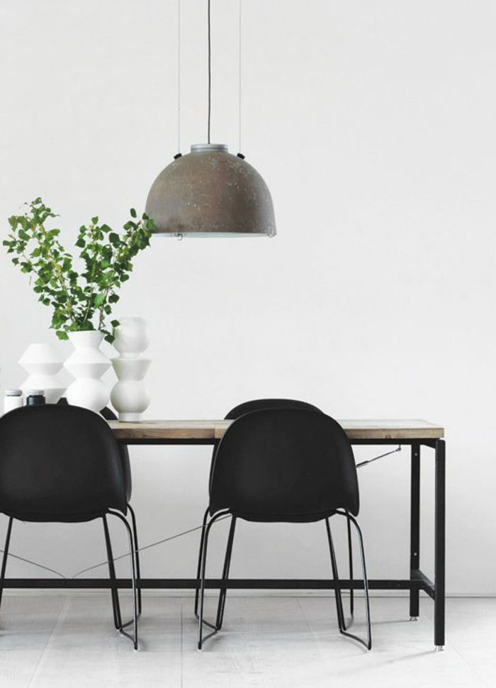 Scandinavian set hängande-lampa-och-svart-stolar