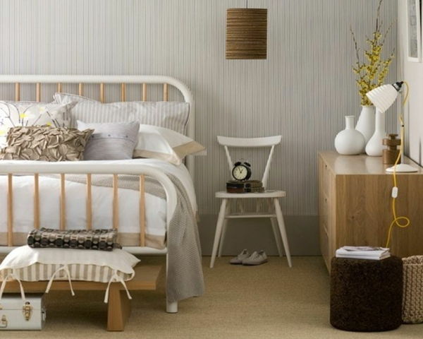 yatakta İskandinav-yatak-beyaz renk güzel atmak yastıklar