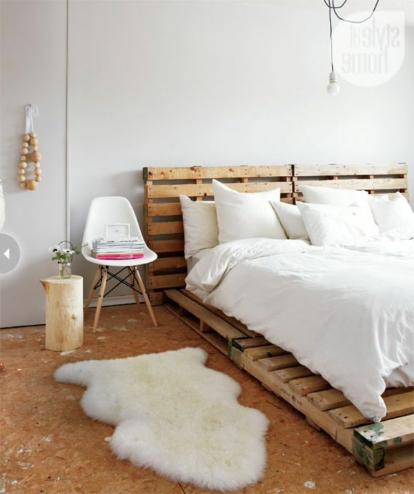 İskandinav-yatak-ilginç-model-beyaz yatak ve birçok yastık