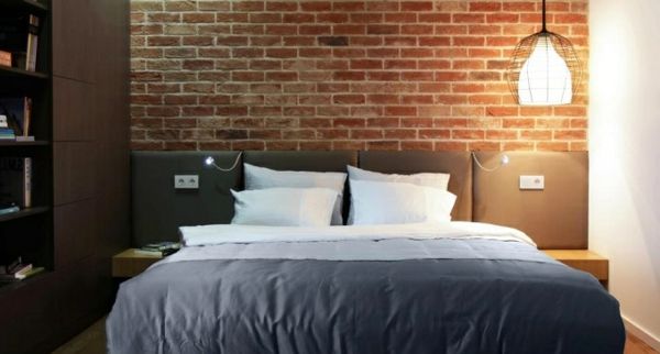 Yatağın arkasında İskandinav-yatak-çok güzel-model-yatak-ile-bir-tuğla-duvar