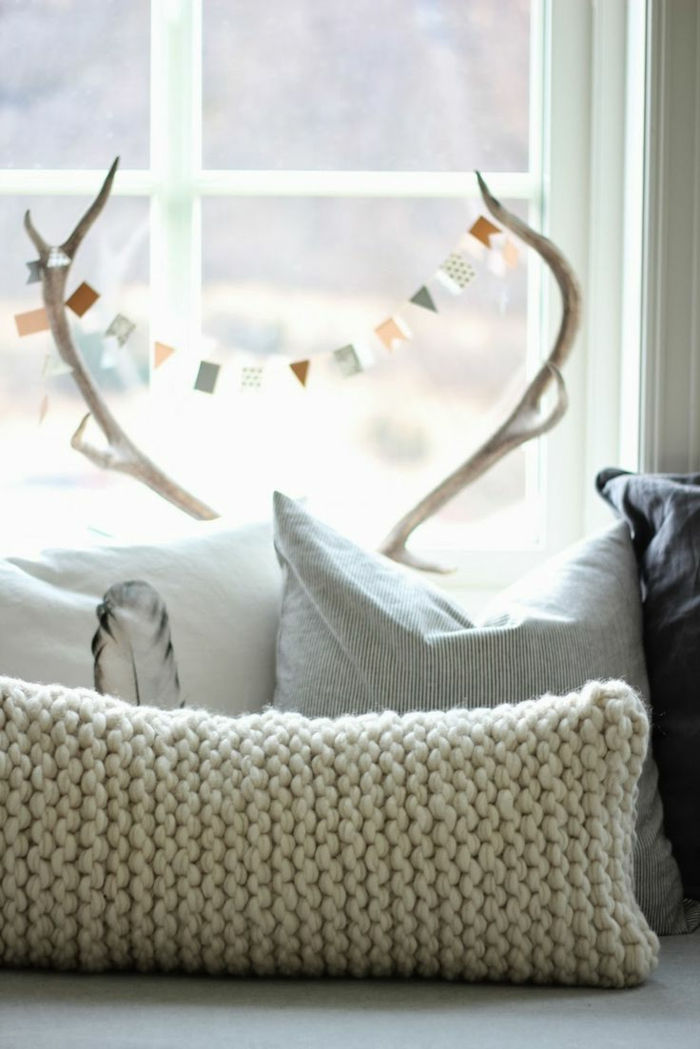 Skandinavisk chic Pillow Pastellfarger strikket modell-in-krem-farge
