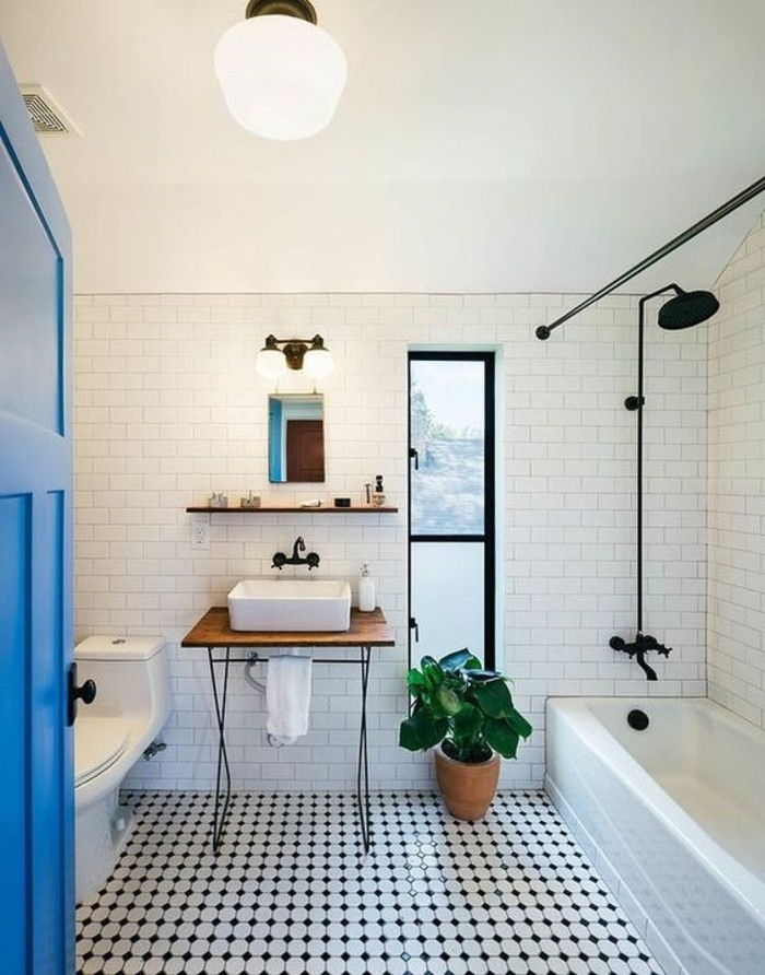 İskandinav Banyo iç ilginç yer karoları mavi kapı