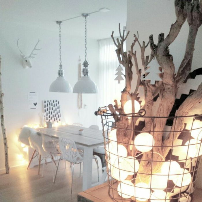 Škandinávsky interiér, zaujímavá-zimné dekorácie drevo vetvy žiarovky