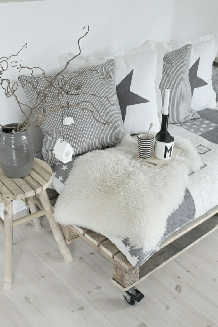 canapea Scandinavian interior minimalist alb și gri de paleti scaun cupa oală pernă