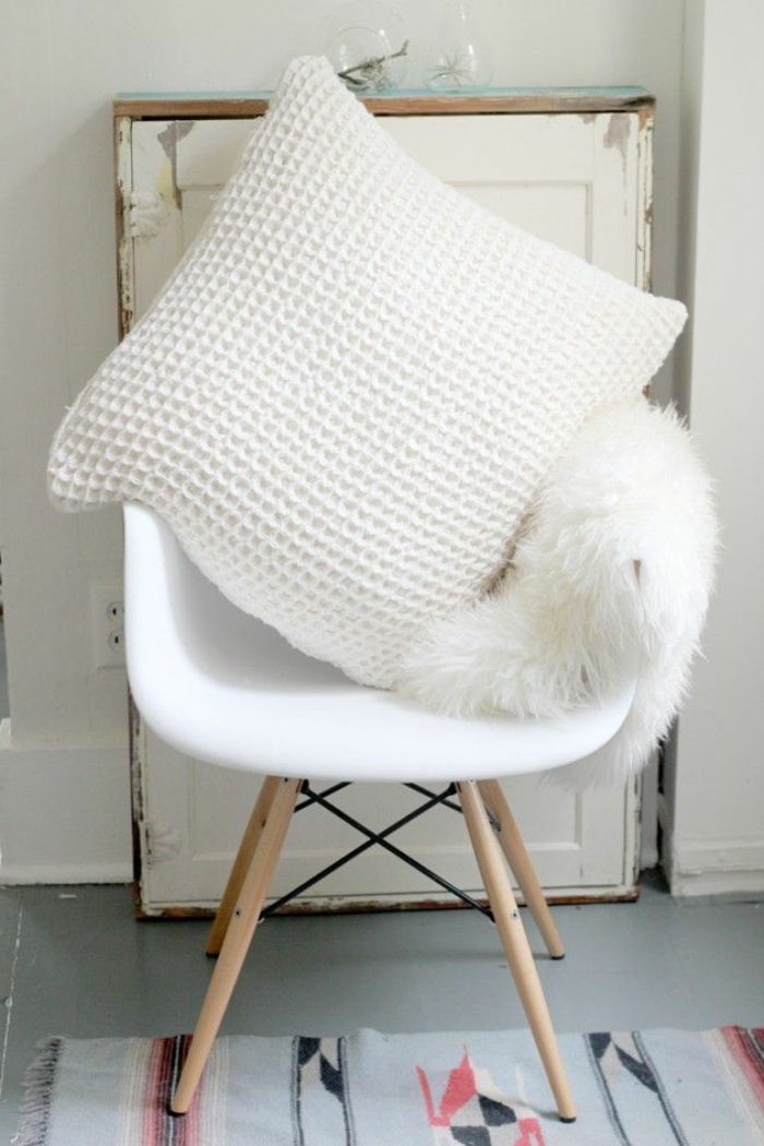 Skandinaviske interiør hvit pels Designer stol-vakre-strikke puter og hvit