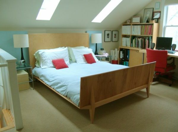 İskandinav yatak odalı bir penthouse iki kırmızı yastık
