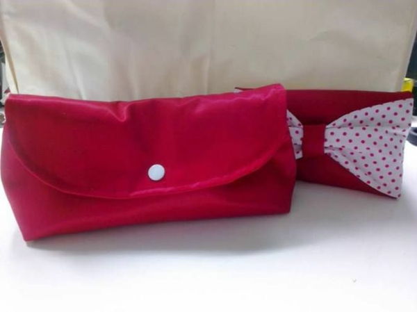 Två hemlagade handväskor i röd färg - en båge