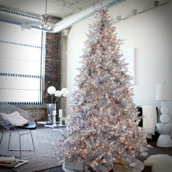 białe świąteczne dekoracje - w dużym pokoju z jodłą