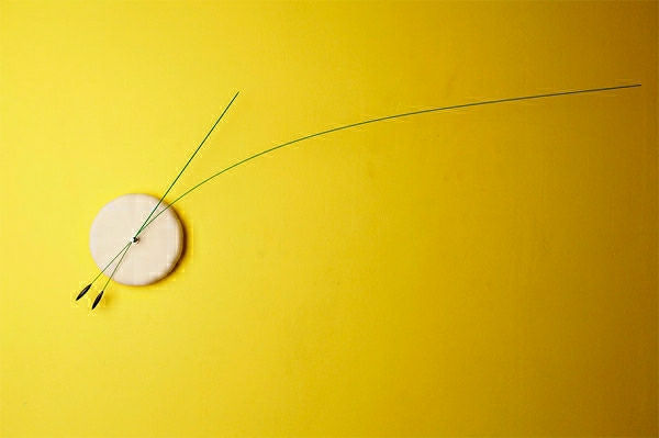 small-wall-clock-design-s-minimalistické dekorom