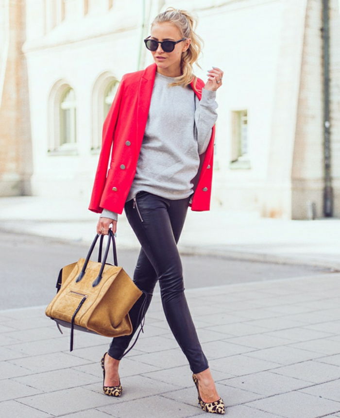 športno elegantno oblačilo rdeči plašček beževna torba leo čevlji visoke pete plavutne pletenice