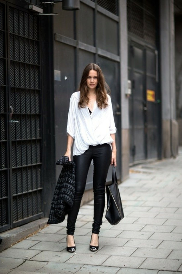 športno elegantno oblačilo v črno-belih usnjenih hlačah bela bluza sodobna ženska model