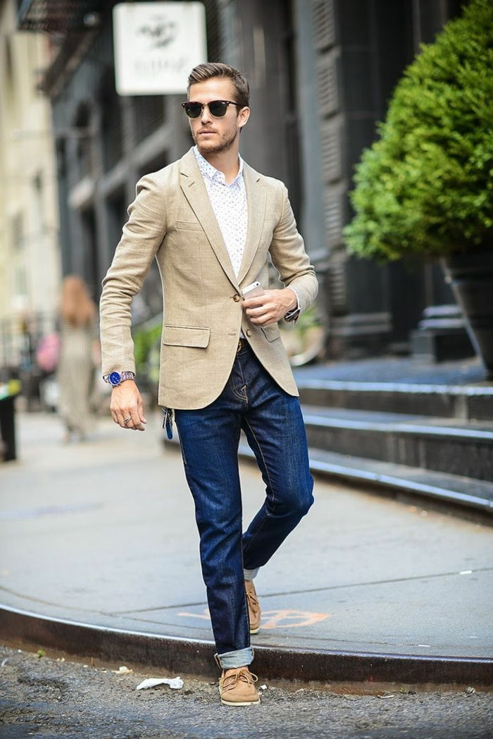 stil inteligent casual pentru bărbații pentru aspectul fermecător al blazerului bej și blugi de pantofi
