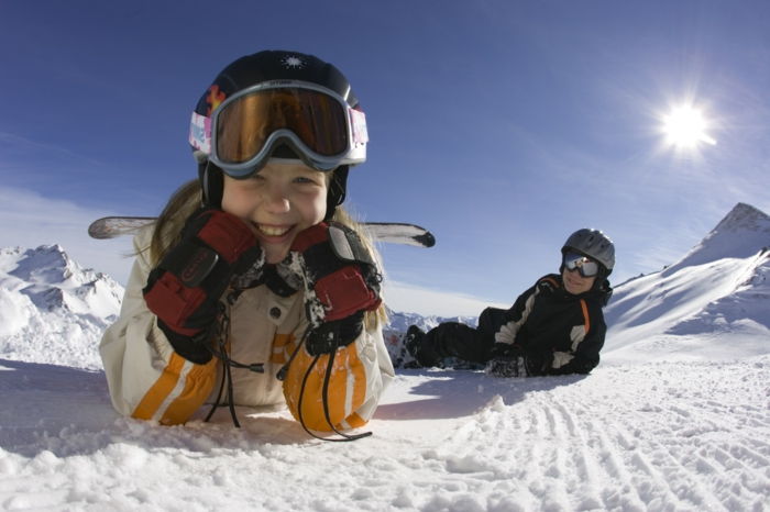 snowboard-tapety-small-smiling-girl-on-the-snow