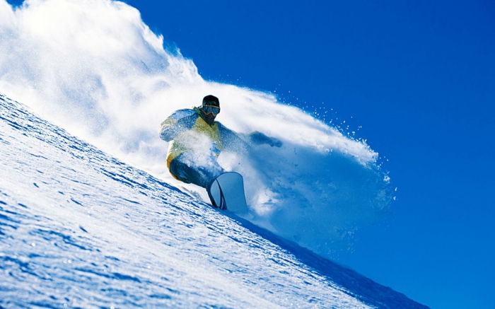 zaujímavé snowboarding tapeta - modré pozadie