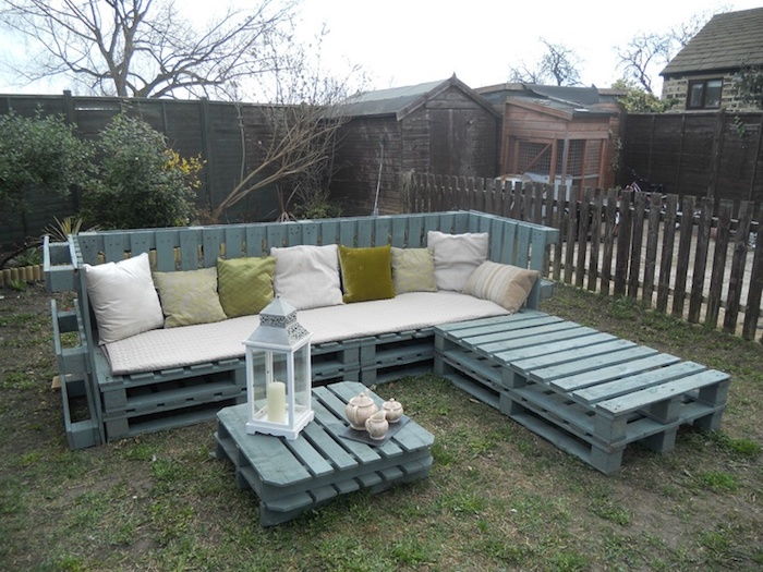 Palet mobilya terasında bu fikre bir göz atın - mavi kanepeler, tezgah ve eski mavi Euro paletlerden yapılmış küçük bir masa - dış mekan kullanımı için bahçe mobilyaları