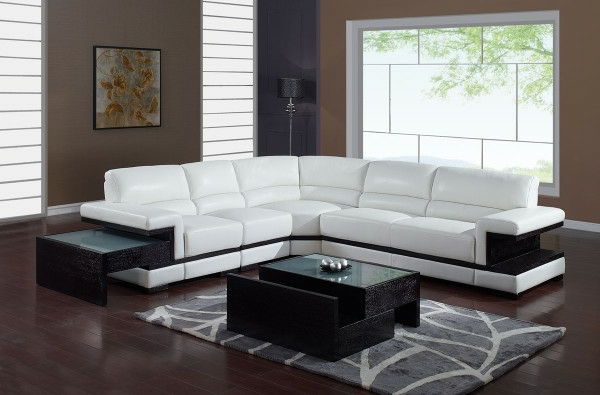 Pokrowce na sofy w kolorze białym w ultra nowoczesnym salonie