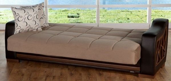 sofa-cheap-online-shop-ikea - stiklo ir dekoratyvinių pagalvių siena