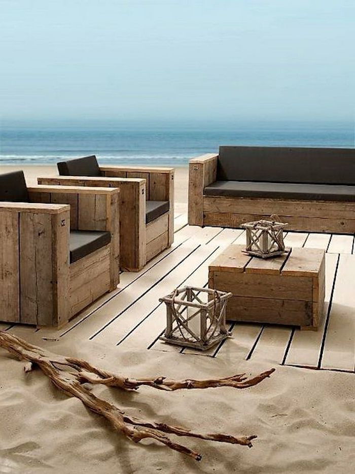 bir plaj, kum, küçük bir masa ve eski europalletlerden modern kanepeler - palet mobilya terası için fikir