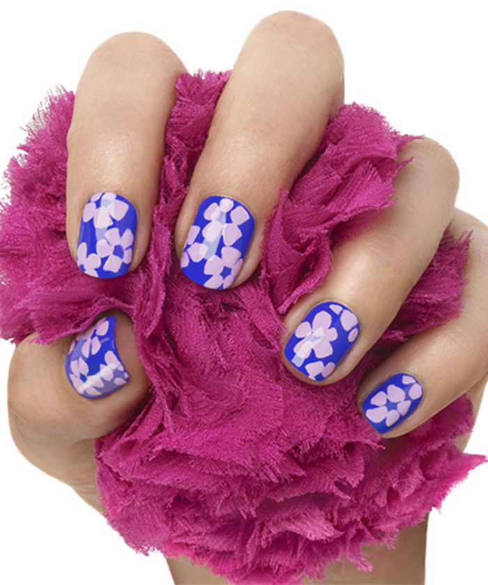 Manichiură cu motive de flori, violet cu combinație de albastru închis, idei minunate pentru unghiile de vară