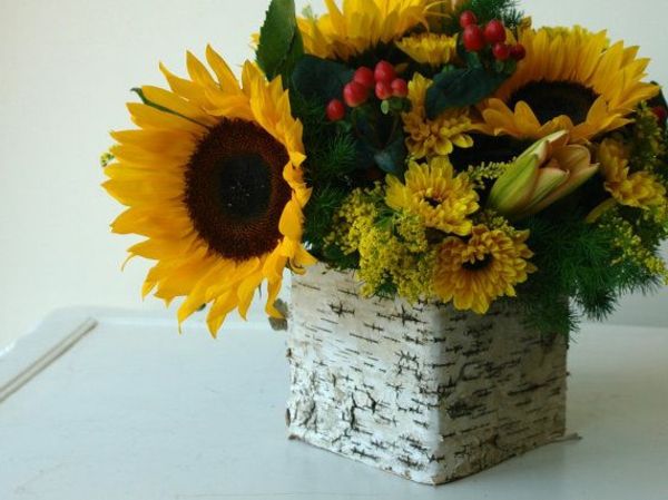 vară-tischdeko-cu-flori-frumos-galben-flori aranjamente-in-galben