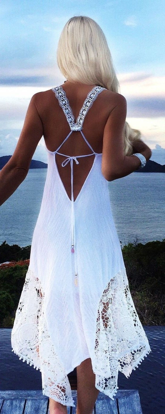 -Interessante-branco-vestido de verão Backless-modelo