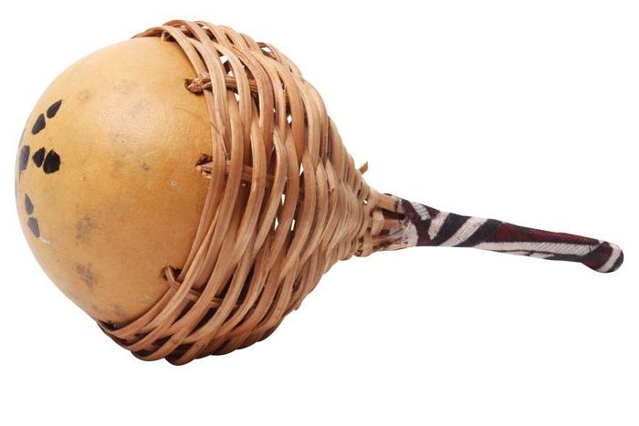 Rattlar av gourd, handtaget är av trä och täckt med tyg och fäst på kalebassan med trä rim