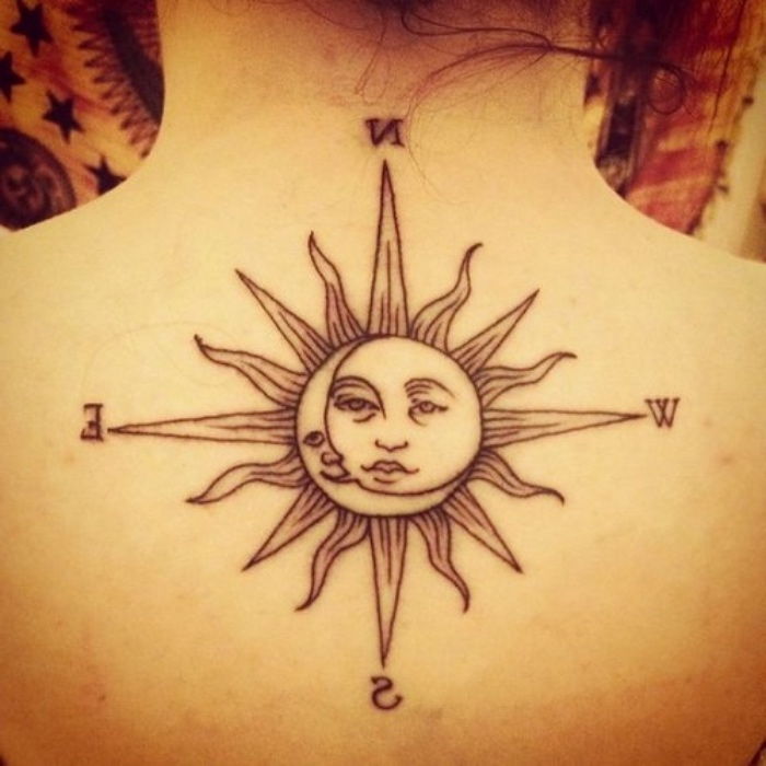 soarele și luna - ideea unui tatuaj compas frumos pe gât
