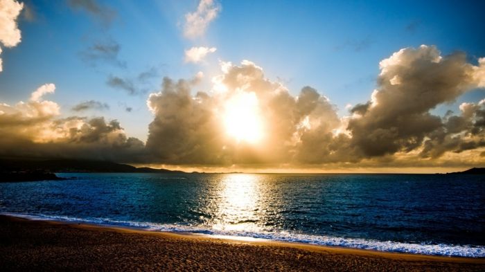 zon-en-strand-white-cloud