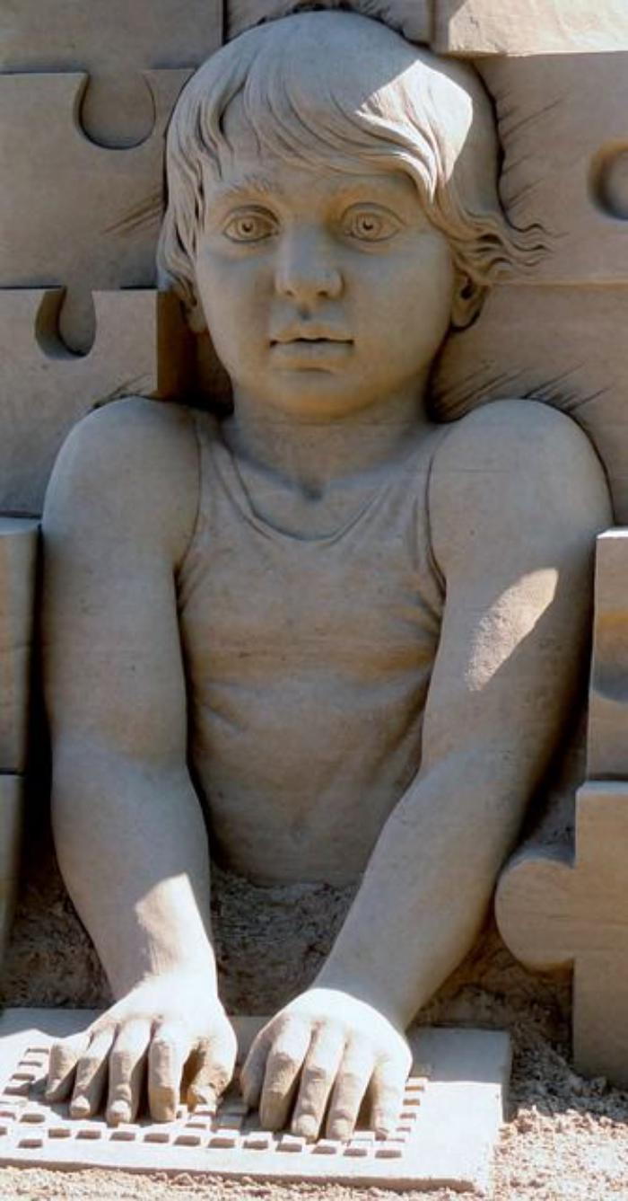 sozialgebunde-Sandkulptur-of-liten-boy