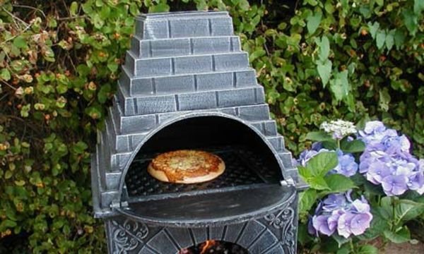 Pizza v hladni pečici na vrtu