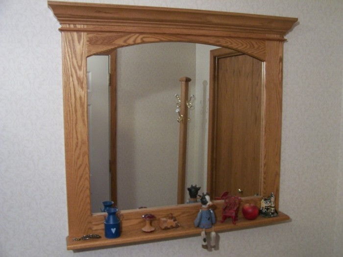 spegel-med-träram-in-the-korridoren