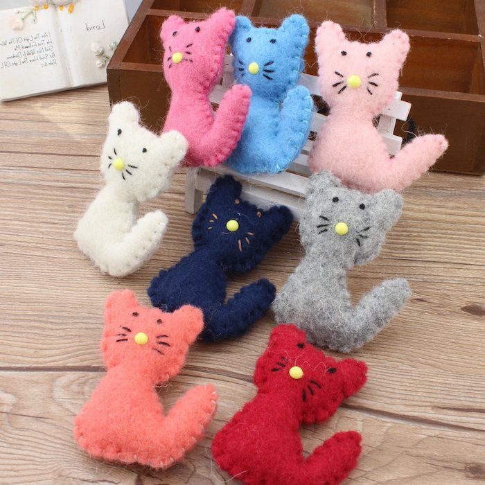 veliko majhnih kitties iz tkanine, ki služijo kot mačje igrače - izdelovanje mačk igrač