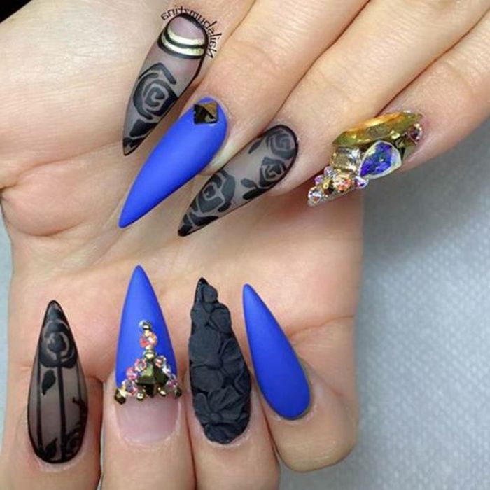 unghie gel a punta in nero opaco colore nero decorazioni blu smalto idee colorate decorazione con pietre