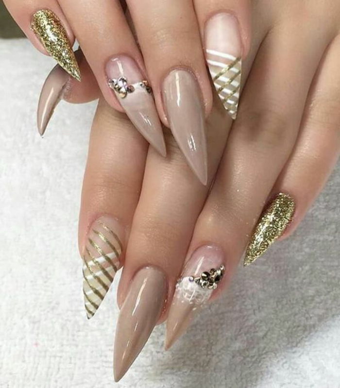 unghie a punta idee di design colori tenui per fantasia forma delle unghie unghie idee di design beige oro bianco