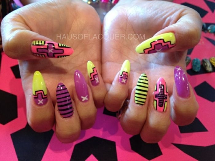 design colorato delle unghie con bellissimi disegni sulle dita, decorazioni viola bianche gialle e luccicanti