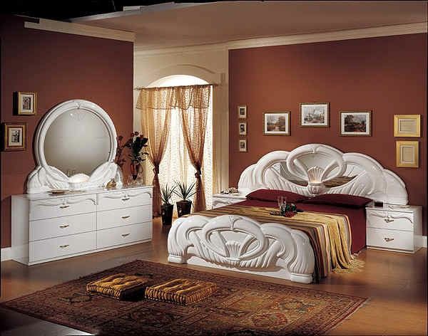 Quarto italiano - cama elegante e armário de espelho branco