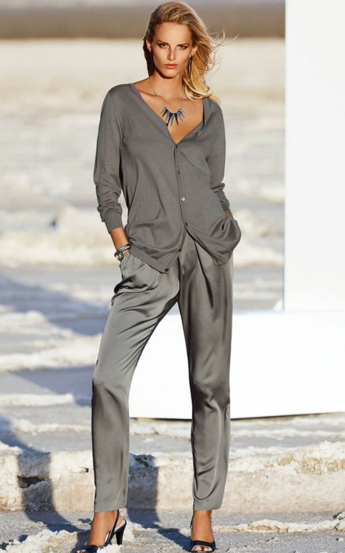 dress code femei de afaceri casual femeie în pantaloni de culoare gri satin și cardigan frumos colier