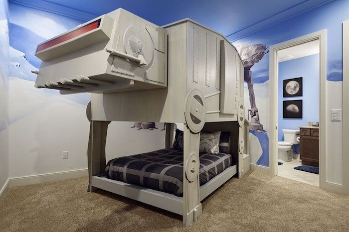 Nursery med blåa väggar och en stor säng med en grå stor stjärna krig robot