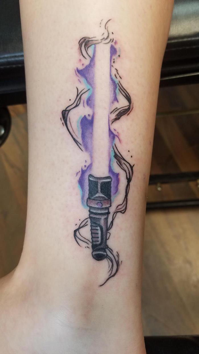 idee pentru tatuaj pentru femei - un tatuaj cu războaie de stele cu o lumină mică cu violete