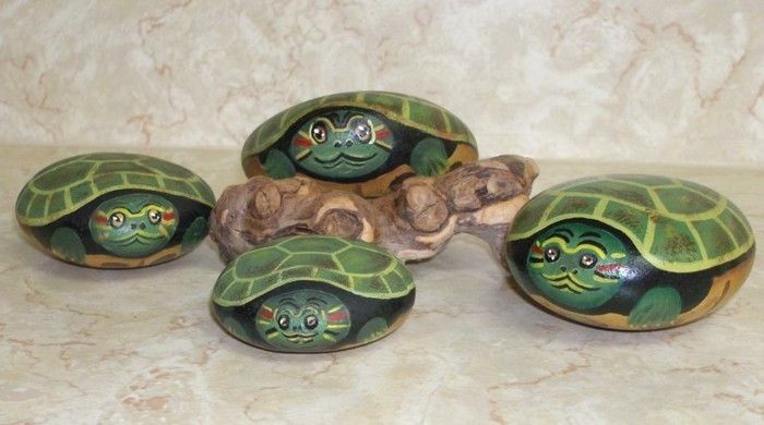 pintura em pedra de tinta pequeno-tartarugas-on-stones-