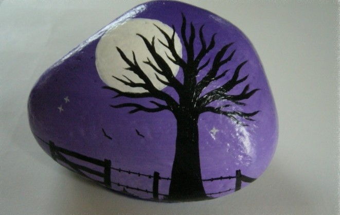 pintura pedras pintadas de preto-tree-on-a-stone-