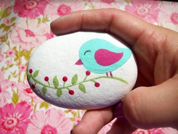 stenar målade-stone-med-en-färgglad-fåglar