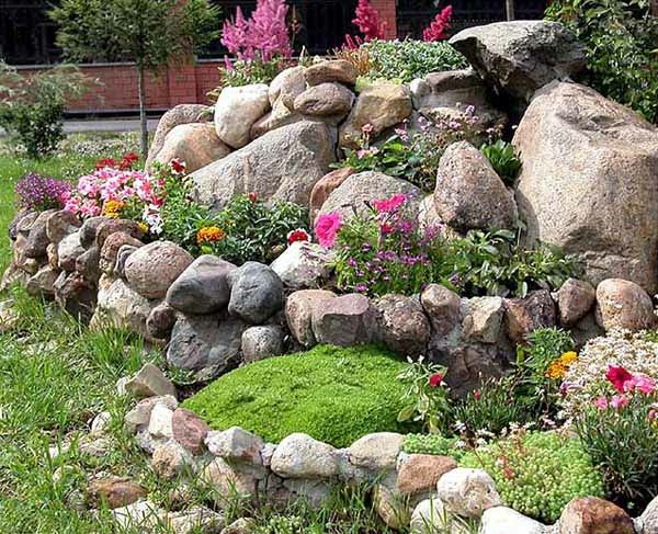 vrt z barvitimi cvetovi in ​​številnimi kamni