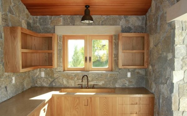 piatră de perete-interior-un-frumos-mici-bucatarie-design-rafturi din lemn