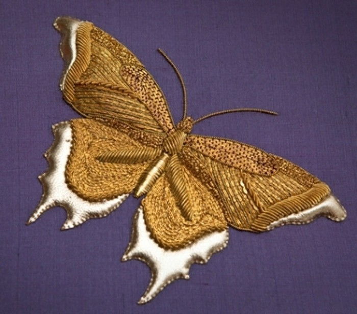 brodera lära-butterfly-med-guldtråd