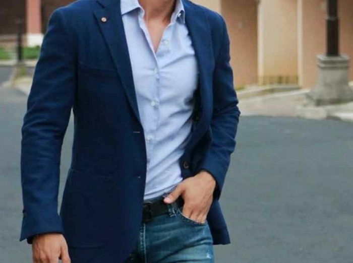 priložnostne obleke moški s svetlo modro srajco temno modri blazer jeans pas
