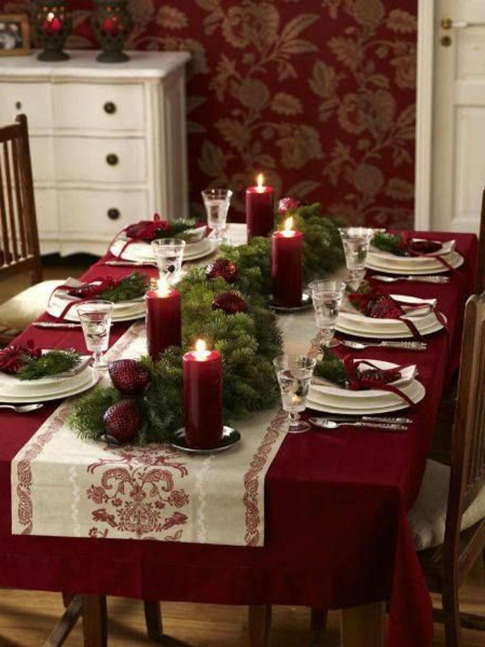 Stilingas-vyno raudona stalo papuošimas iki Kalėdų kūgio pušies šakos Žvakės