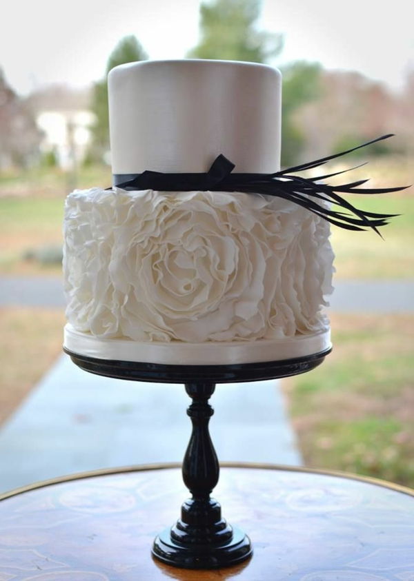 Stilingas tortas stovi-in-juoda-pakeistas