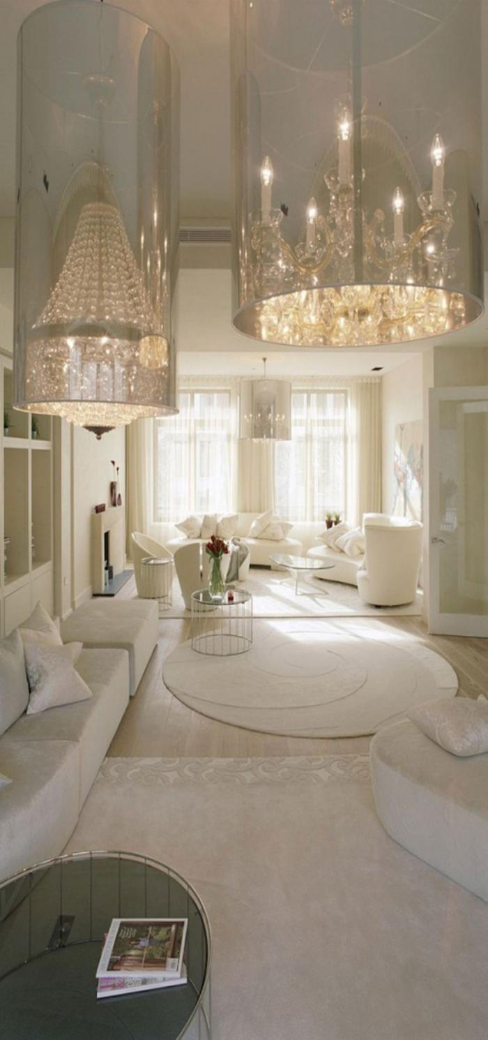 elegant interiör på vitt stor moderna ljuskrona